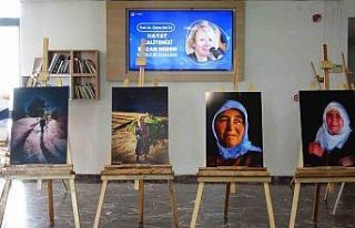 İlk fotoğraf sergisini çalıştığı hastanede...