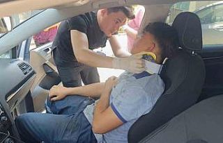 İlk tedavisi çarpıştığı otomobilde yapıldı