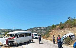 İncir işçilerini taşıyan minibüs ticari araç...