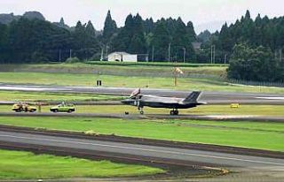 İngiltere’ye ait F-35B savaş uçağı Japonya’ya...