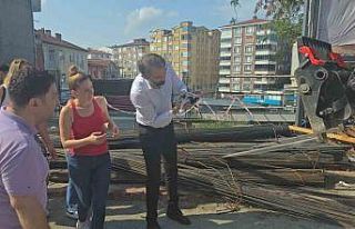 İnşaat demirlerinin altına sıkışan kediyi kurtarmak...