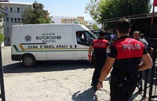 İş makinesinin altında kalan operatör hayatını...