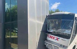 İşçi servisi direğe çarptı: 16 yaralı