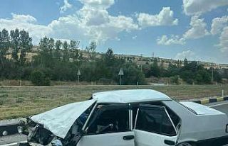 Isparta’da kavşakta 2 otomobil çarpıştı: 2’si...