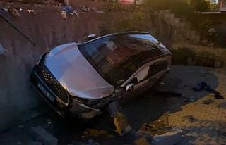 İstanbul’da otomobil apartmanın bahçesine düştü:...