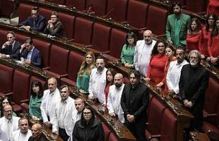 İtalya’da muhalif milletvekillerinden parlamentoda...