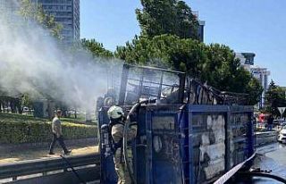 Kadıköy’de hurda yüklü kamyonun dorsesi alev...