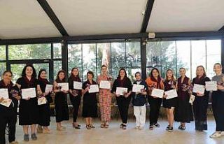 Kadın hakları eğitimini tamamladılar, sertifikalarını...