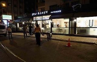 Kafeyi önce motosikletle, şimdi de otomobille gelip...