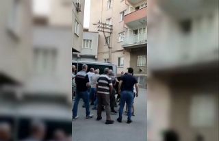 Kalabalığın ortasında tekme tokat dövdüler