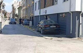 Kaldırım işgalini beton dubalar bile engelleyemiyor