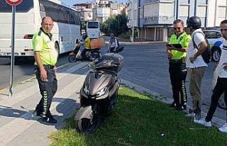 Kaldırımdaki trafik levhasına çarpan motorlu bisikletin...