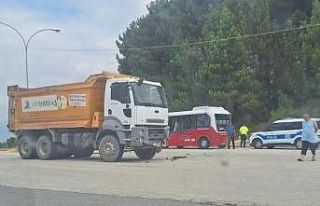 Kamyon ile minibüs çarpıştı 4 kişi yaralandı