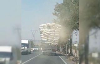 Kamyondan yola dökülen saman trafiği tehlikeye...