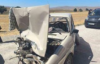 Kamyonet ile otomobil çarpıştı: 2 yaralı