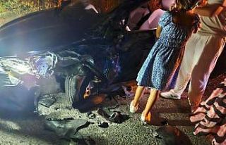 Kamyonet ile otomobil kafa kafa çarpıştı: 1’i...