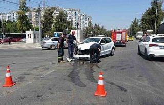 Kamyonet ile otomobil kavşakta çarpıştı: 1 yaralı