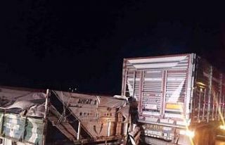 Kamyonet tıra arkadan çarptı: 1 ağır yaralı