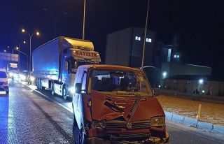 Kamyonet tıra çarptı: 1 yaralı