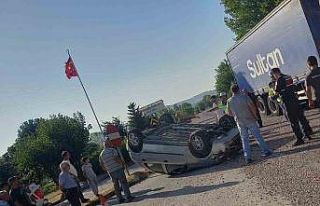 Kamyonla çarpışan otomobil takla attı: 1’i çocuk...