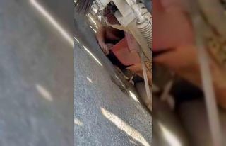 Kamyonun altında kalan motosiklet sürücüsünü...