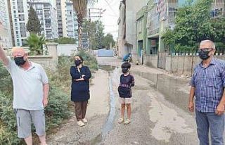 Kanalizasyon taştı, vatandaş sokağa maskesiz çıkamaz...