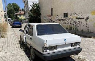 Kapısı açık ve plakasız hurda otomobil dikkat...