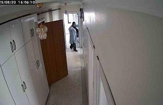 Kapıyı tıklatıp eve giren soyguncu kadınlar,...