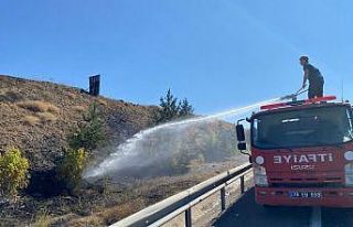 Karabük’te yol kenarında çıkan ot yangını...