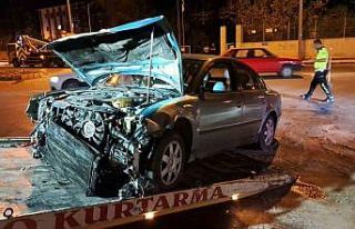 Karaman’da hafif ticari araç otomobille çarpıştı:...