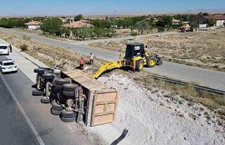 Karaman’da kontrolden çıkan mıcır yüklü kamyon...