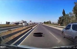 Karayoluna atılan kamyon lastiği kazaya sebep oldu,...