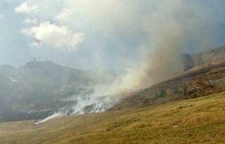 Kars Kalesi’nin eteklerinde korkutan anız yangını