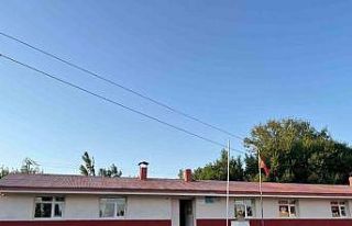 Kars’ta hayırsever iş insanı köy okulunu boyattı