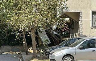 Kartal’da rüzgar nedeniyle 7 katlı binanın çatısı...