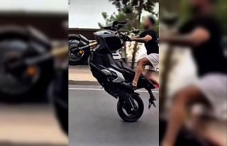 Kasksız ve akrobatik hareketler yapan motosiklet...
