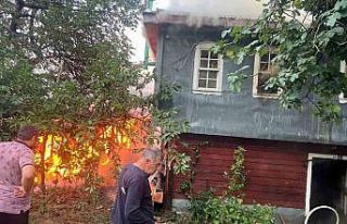 Kastamonu’da çıkan yangında ev ve samanlık küle...