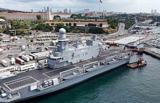 Katar donanmasının amfibi gemisi "Al Fulk"...