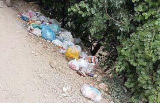 Kato Dağı’ndaki Kaval Şelalesi’nde çöp tepkisi