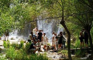 Kavurucu sıcaklarda Girlevik Şelalesinde serinliyorlar