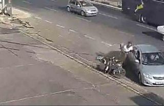 Kazada motosiklet sürücüsü çarpıştığı otomobilin...