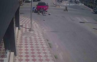 Kazada yere düştü, öfkelenip otomobilin camına...