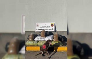 Kimlik kontrolü için durdurulan otobüsten 230 kilogram...