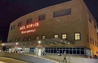 Kırmızı ışıkta geçen motosiklet ciple çarpıştı:...