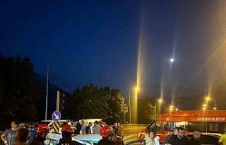 Kırmızı ışıkta geçen otomobil, araca çarptı:...