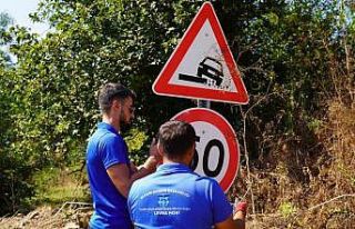 Kırsal ulaşımda levhalar yenileniyor