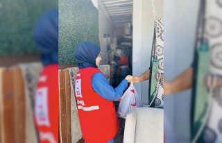 Kızılay, ihtiyaç sahibi ailelere adak eti dağıtımı...