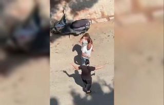 Kızını bıçakla kovaladı, o anlar kamerada