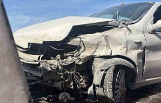 Kocaeli’de bariyerlere çarpan otomobildeki 4 kişi...