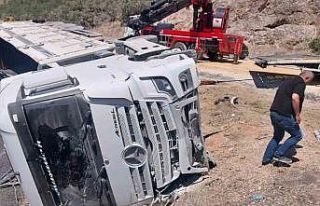 Kömür yüklü tır devrildi: Sürücünün burnu...